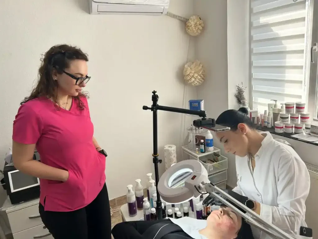 Demonstrație tratamente faciale în cadrul workshop-ului din Bacău