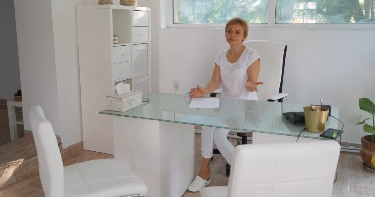 Consultanță pentru epilare definitivă laser în Bacău Cristina discută cu o clientă înaintea unei proceduri de epilare definitiva laser in Bacau la MarabuCenter