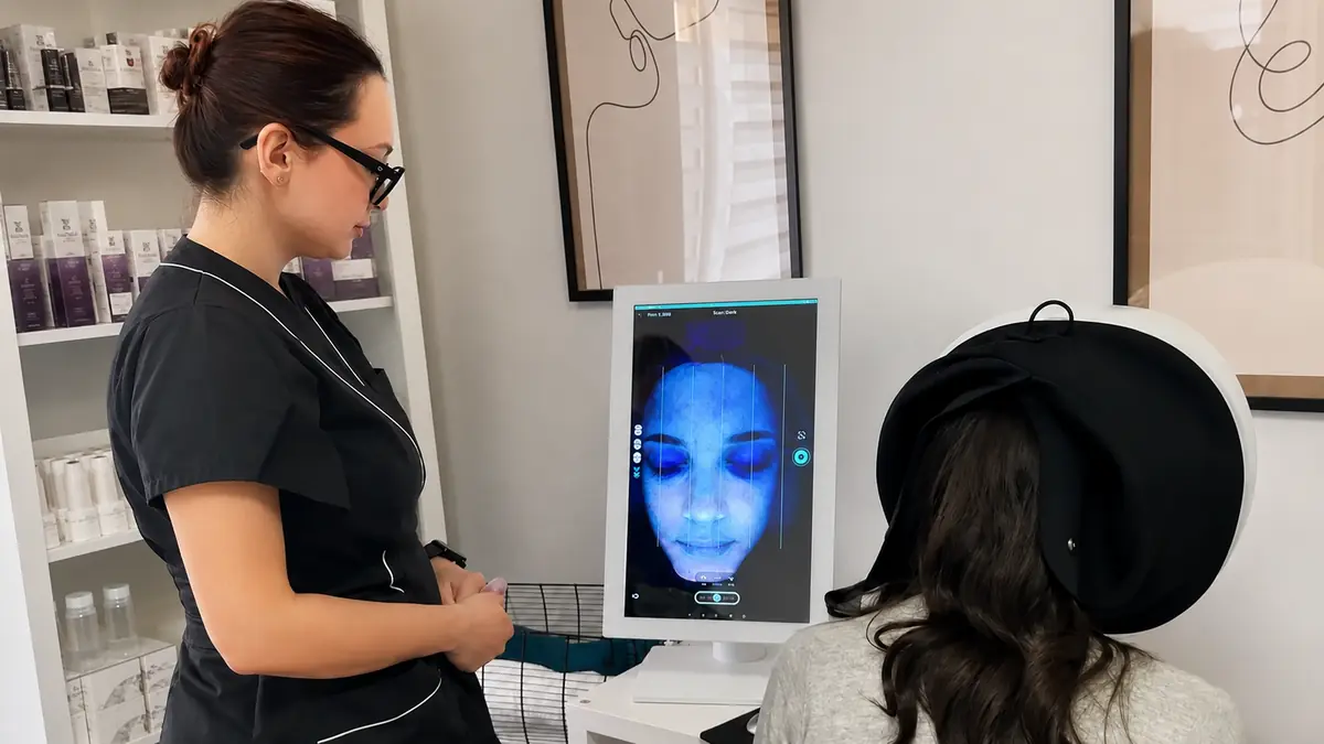 Analiza tenului cu NewAngie la Marabu Center Bacau Mara analizeaza tenul unei cliente cu aparatul NewAngie la Marabu Center Bacau